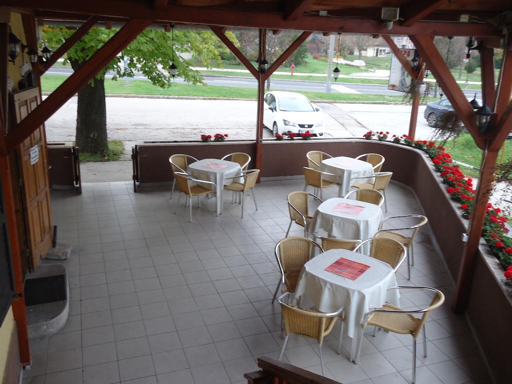 Czermann Panzio Es Etterem Hotel Oroszlány Eksteriør billede